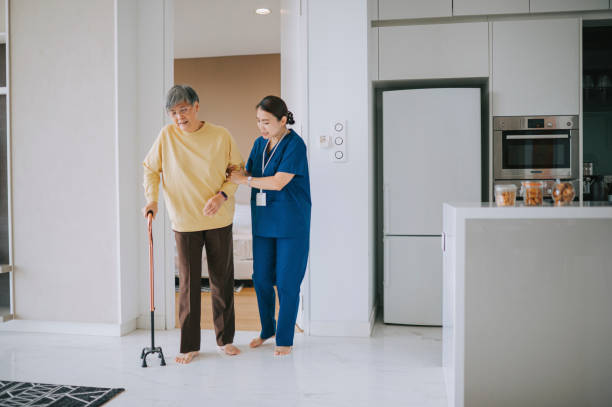 愛不分血緣！90歲阿公臨終「外籍看護守床邊哭泣」 　仔細一看「阿公身體太乾淨」揭13年動人故事