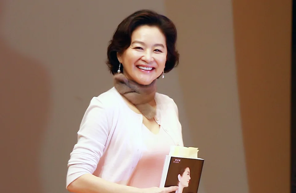 顏值好凍齡！林青霞「68歲喜曝新身分」粉絲全嗨翻　「同框秦祥林切蛋糕罕曝光」勾起當年回憶