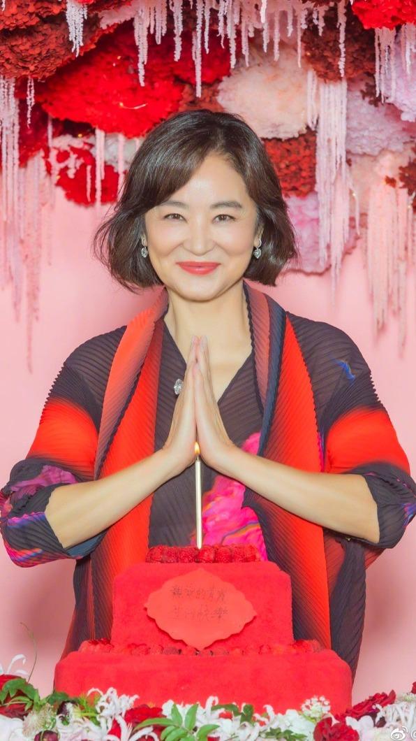 顏值好凍齡！林青霞「68歲喜曝新身分」粉絲全嗨翻　「同框秦祥林切蛋糕罕曝光」勾起當年回憶