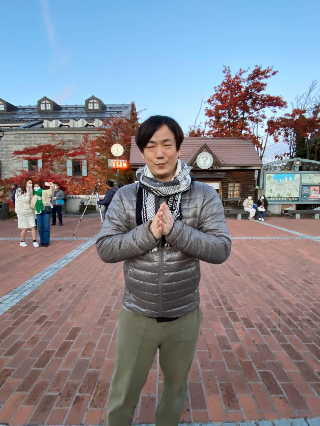 摘下墨鏡了！蕭煌奇「突公開真面目」粉絲搶圍觀　狂吸20萬網友「大讚太帥氣」：年輕20歲