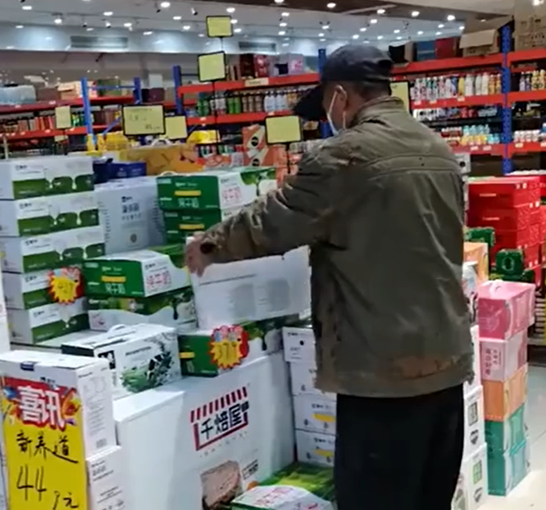 癌末妻想喝牛奶！撿回收阿伯「攢錢進超市」哀嘆：買不起　老闆娘「脫口善意謊言」惹哭網友