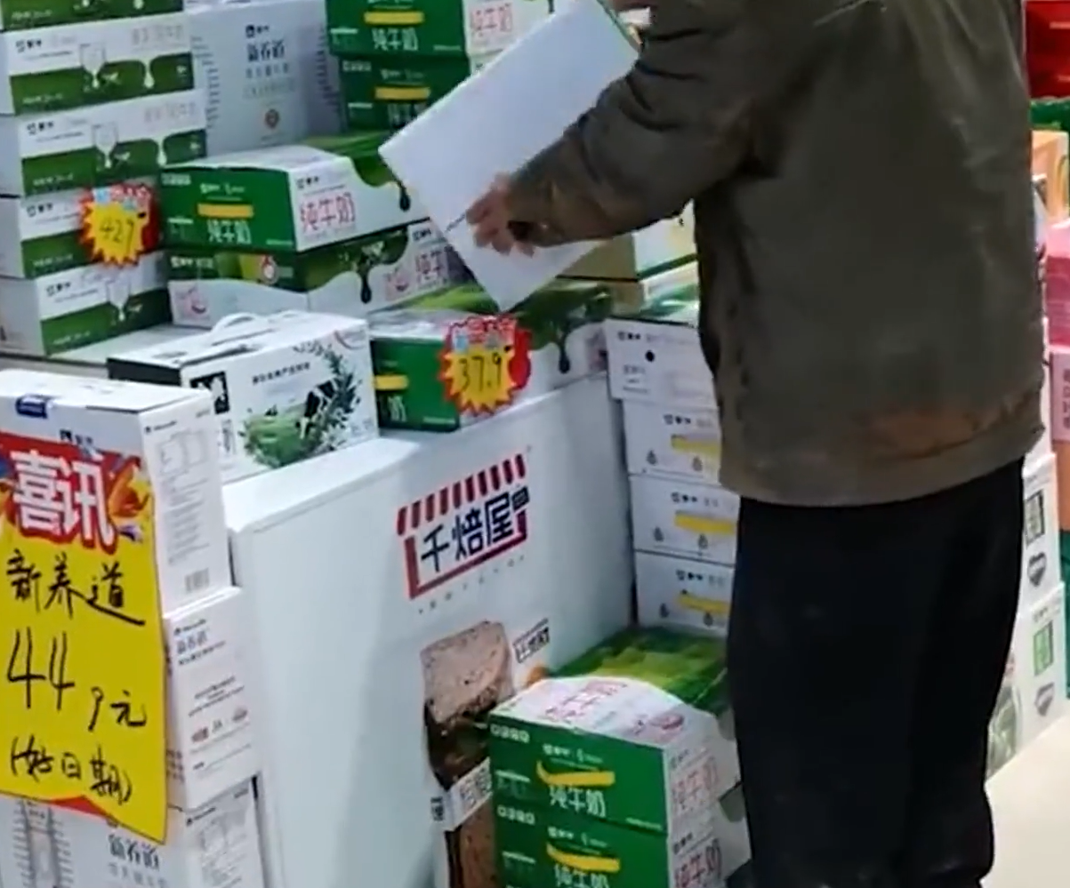 癌末妻想喝牛奶！撿回收阿伯「攢錢進超市」哀嘆：買不起　老闆娘「脫口善意謊言」惹哭網友
