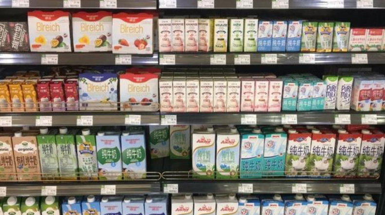 癌末妻想喝牛奶！撿回收阿伯「攢錢進超市」哀嘆：買不起　老闆娘「脫口善意謊言」惹哭網友