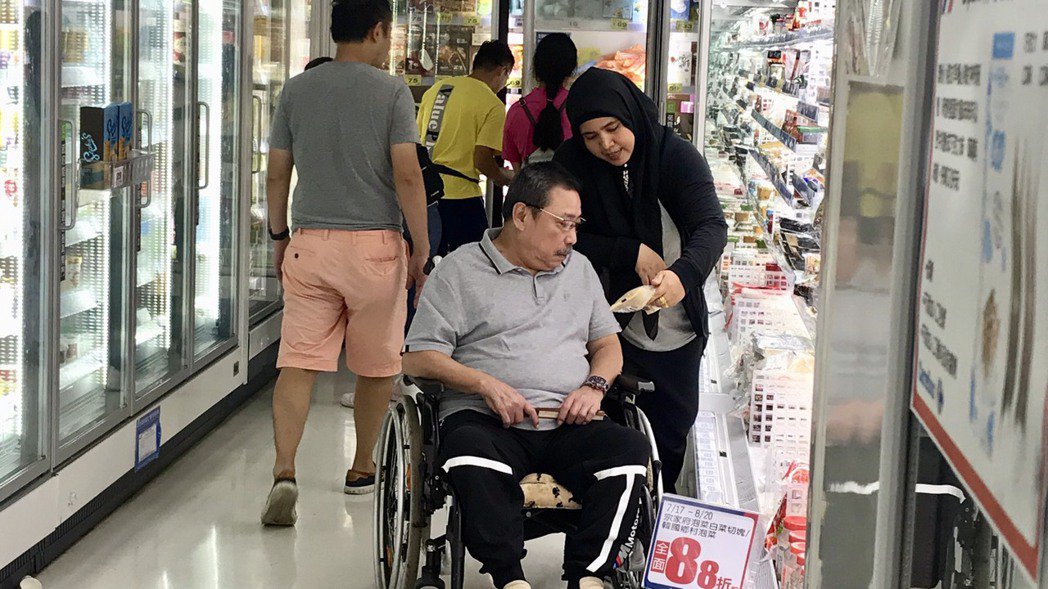 當親女兒在疼！已故金馬影帝「走後贈印尼看護」4百萬手尾錢　她含淚揮別爸爸「返鄉1年現況曝光」