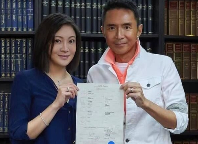 小虎隊男星驚爆婚變！小14歲嫩妻傳「房事不滿足早簽字」　如今出國狂歡「身邊有男人陪」夫妻近況曝光