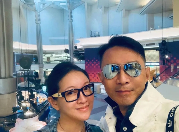 小虎隊男星驚爆婚變！小14歲嫩妻傳「房事不滿足早簽字」　如今出國狂歡「身邊有男人陪」夫妻近況曝光