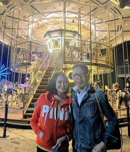 小虎隊男星驚爆婚變！小14歲嫩妻傳「房事不滿足早簽字」　如今出國狂歡「身邊有男人陪」夫妻近況曝光