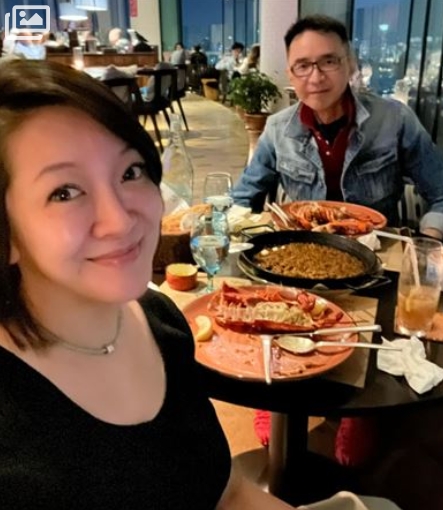 小虎隊男星驚爆婚變！小14歲嫩妻傳「房事不滿足早簽字」　如今出國狂歡「身邊有男人陪」夫妻近況曝光