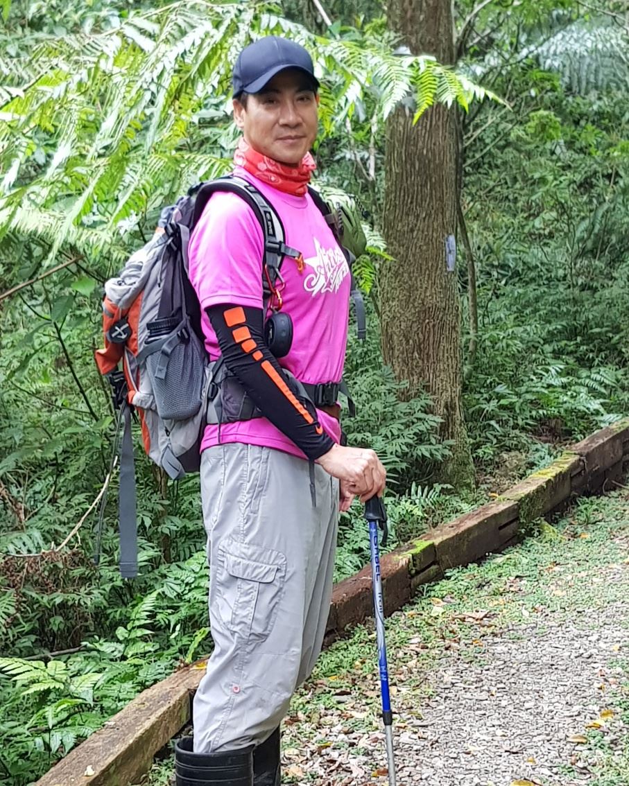 尪昔帶女兒師上摩鐵！58歲俞小凡「為孩子大度原諒」現況曝　牽他手登山「素顏現形風采依舊」