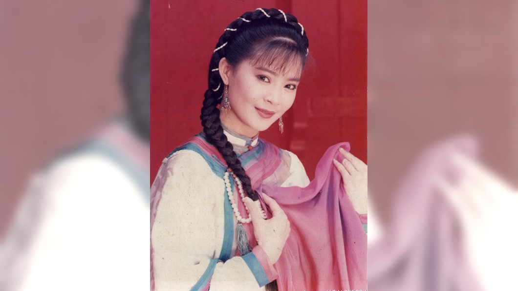 尪昔帶女兒師上摩鐵！58歲俞小凡「為孩子大度原諒」現況曝　牽他手登山「素顏現形風采依舊」