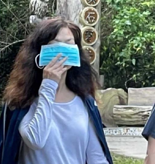 尪昔帶女兒師上摩鐵！58歲俞小凡「為孩子大度原諒」現況曝　牽他手登山「素顏現形風采依舊」