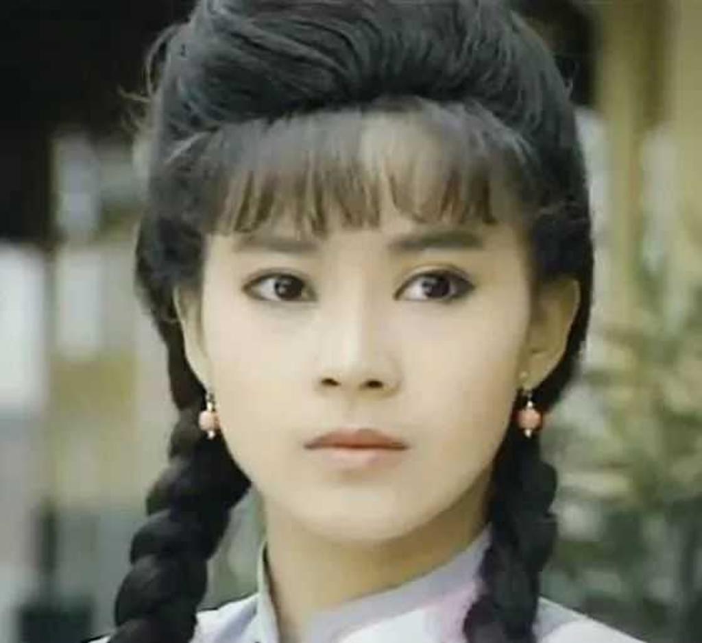 尪昔帶女兒師上摩鐵！58歲俞小凡「為孩子大度原諒」現況曝　牽他手登山「素顏現形風采依舊」