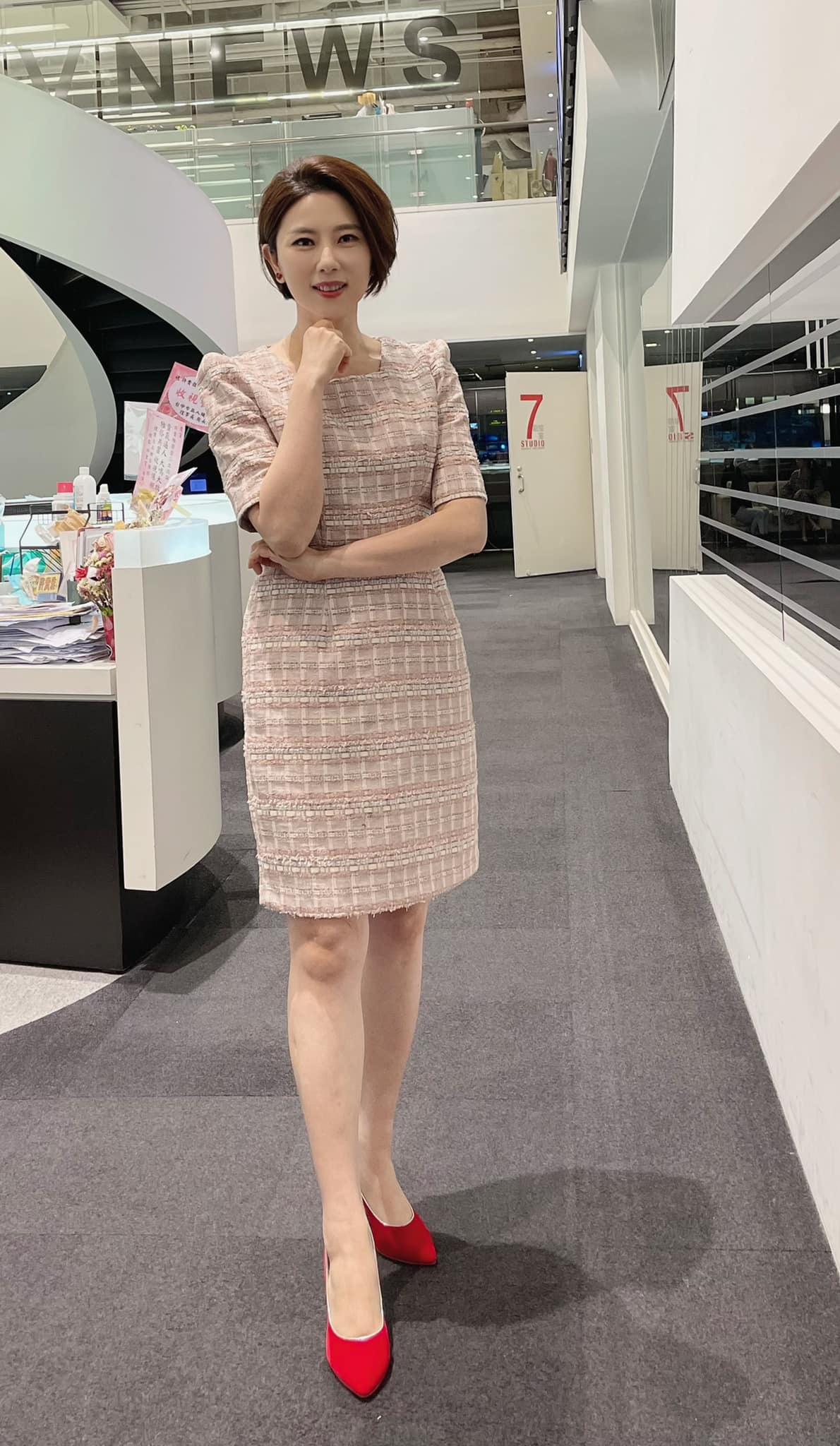 美女主播「頂素顏上班」慘被警衛查身分！尷尬問「有差這麼多嗎」網卻讚：神似歌手陳淑萍