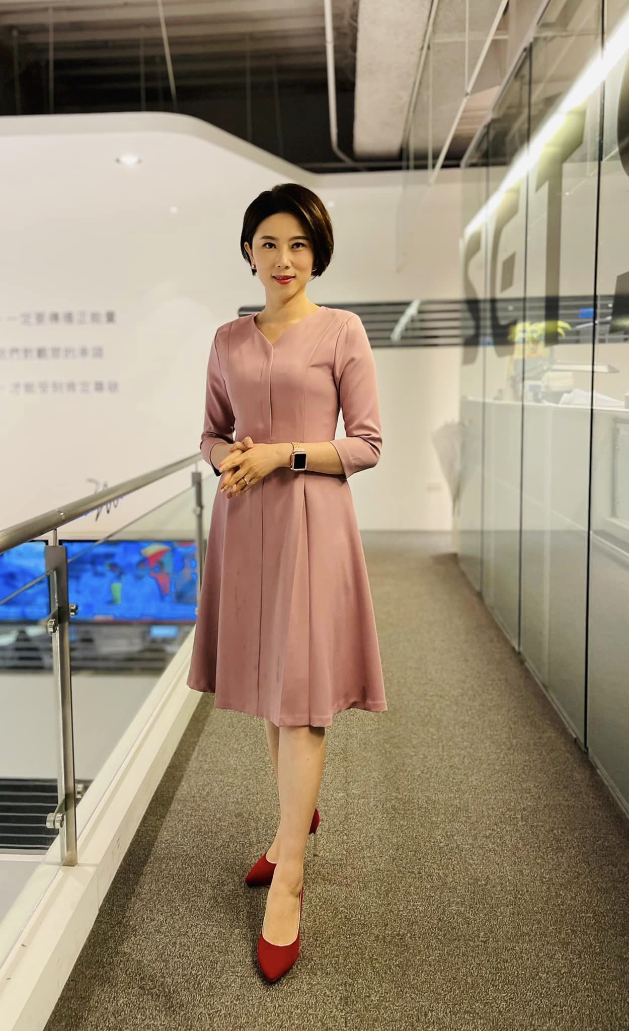 美女主播「頂素顏上班」慘被警衛查身分！尷尬問「有差這麼多嗎」網卻讚：神似歌手陳淑萍