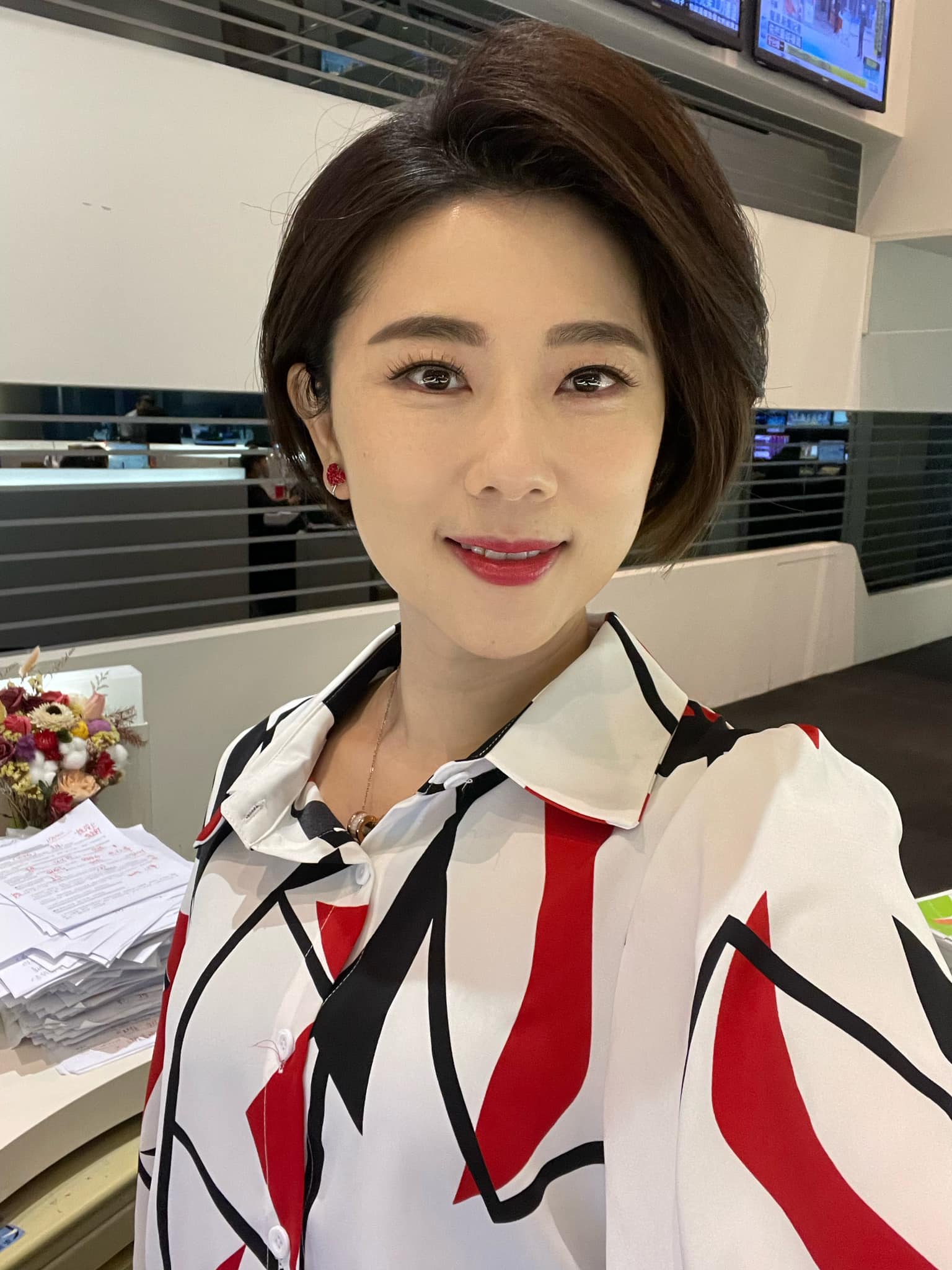 美女主播「頂素顏上班」慘被警衛查身分！尷尬問「有差這麼多嗎」網卻讚：神似歌手陳淑萍