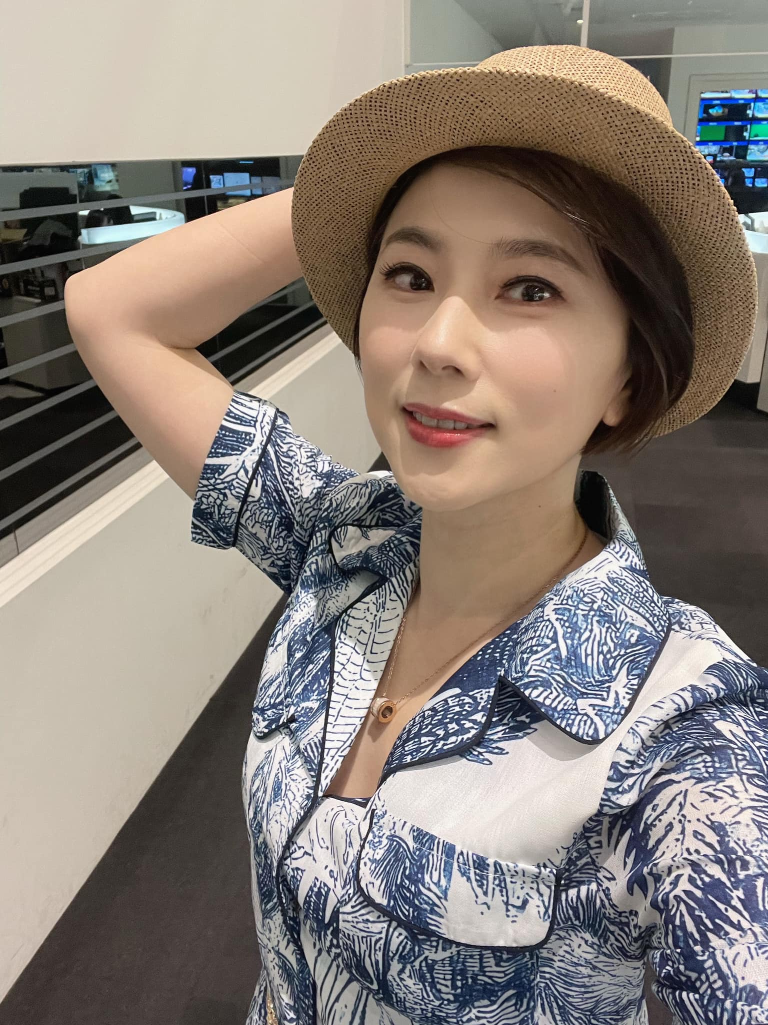 美女主播「頂素顏上班」慘被警衛查身分！尷尬問「有差這麼多嗎」網卻讚：神似歌手陳淑萍