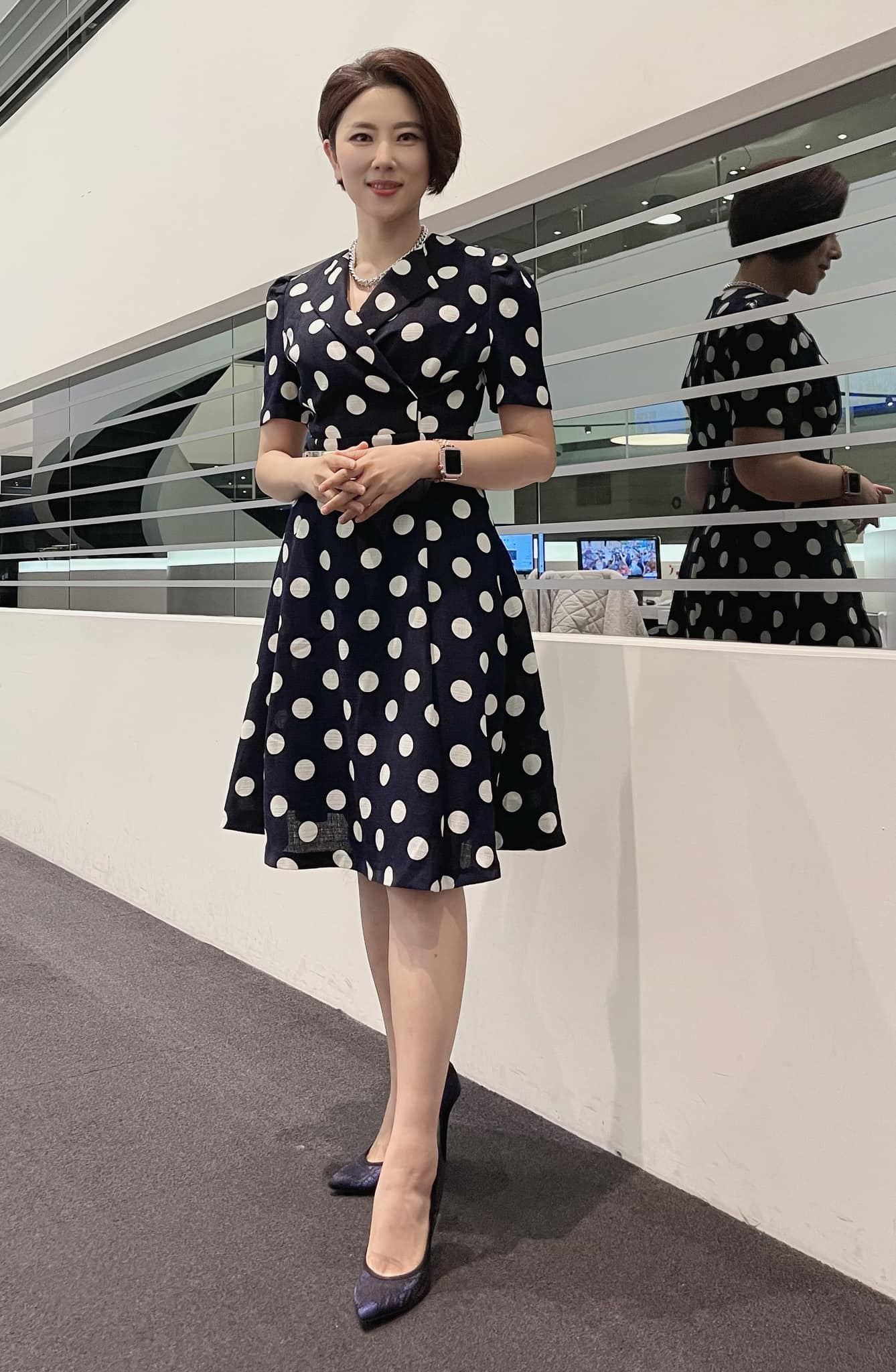 美女主播「頂素顏上班」慘被警衛查身分！尷尬問「有差這麼多嗎」網卻讚：神似歌手陳淑萍