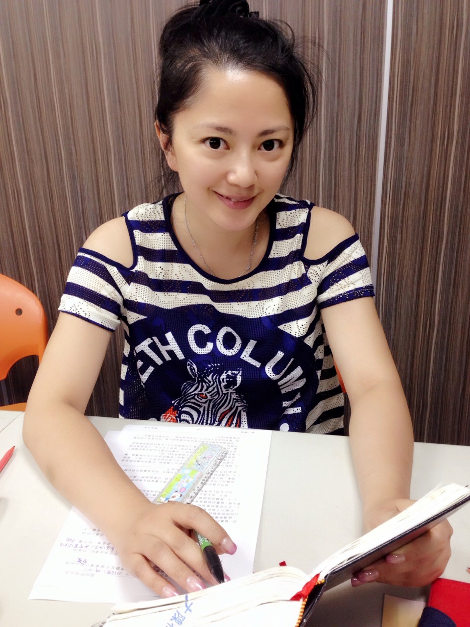 被目擊街頭發傳單！47歲女星離婚11年獨養一子「陷風波零通告」　重新出發「轉行放下身段」現況曝光