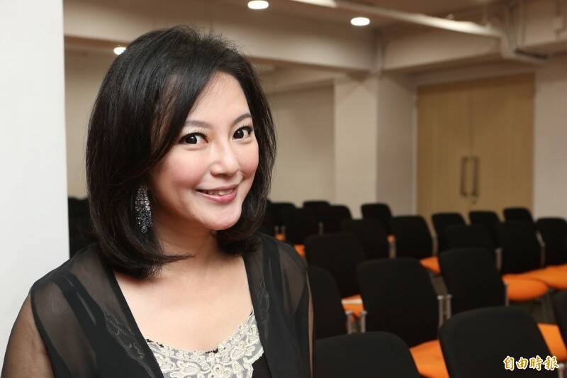 被目擊街頭發傳單！47歲女星離婚11年獨養一子「陷風波零通告」　重新出發「轉行放下身段」現況曝光