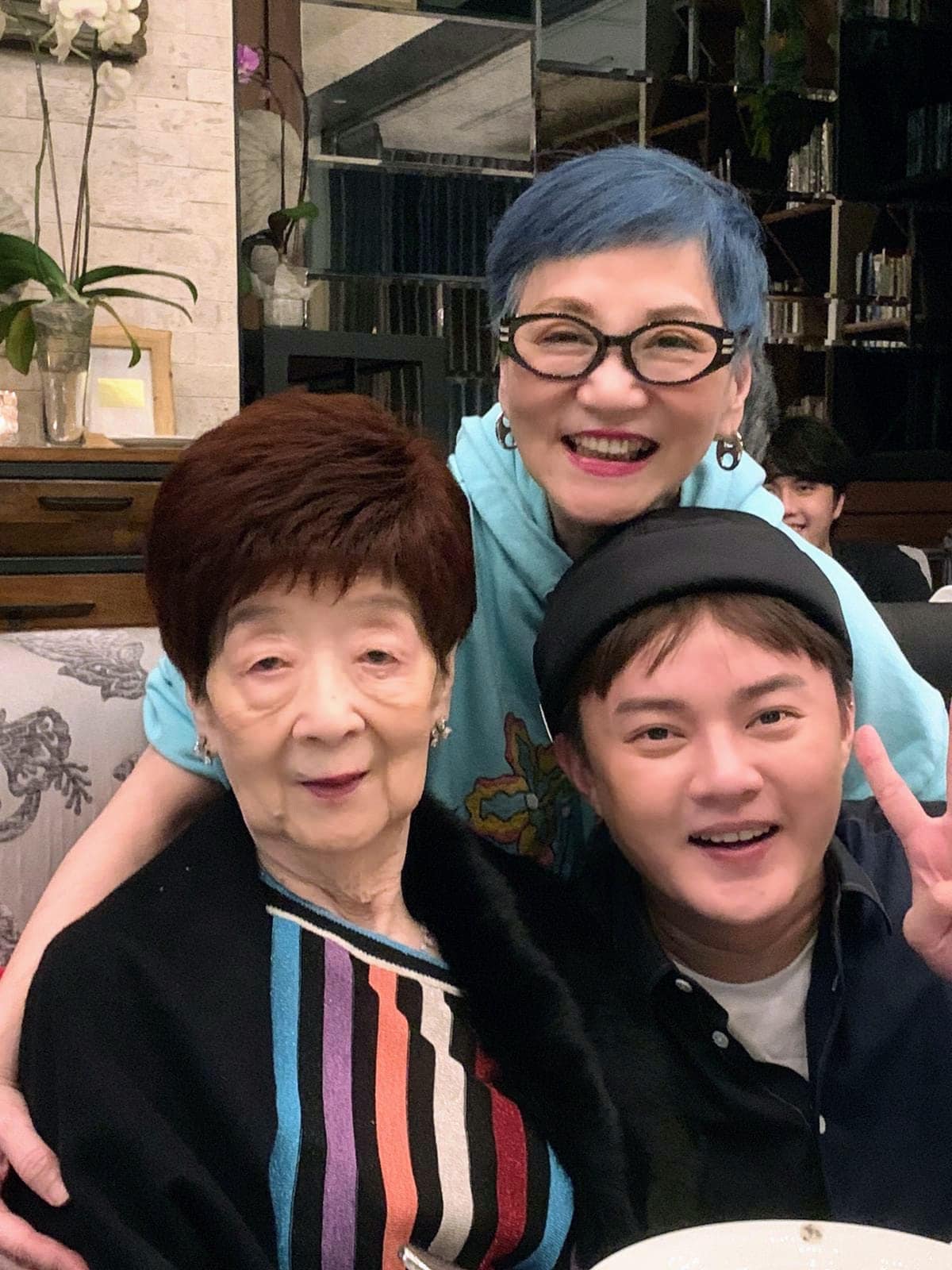 三代溫馨同框！張小燕攜96歲母「合照金曲歌王」　媽媽狀態超驚豔「不老祕訣曝光」