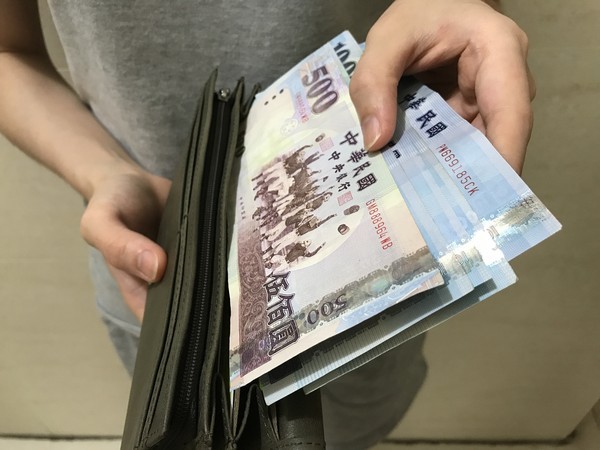 沙發坐爛還不換！兒擅自買一組新的「慘被爸爸臭罵浪費」　無辜喊「想孝順錯了嗎」頓覺心寒