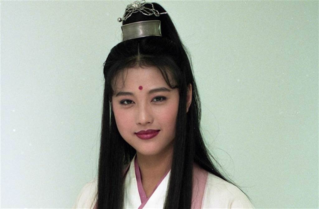 福態藏不住！55歲周海媚「做菜擠出雙下巴」被酸年華老去　霸氣回擊「曝光超大歐式豪宅」狗狗當兒養