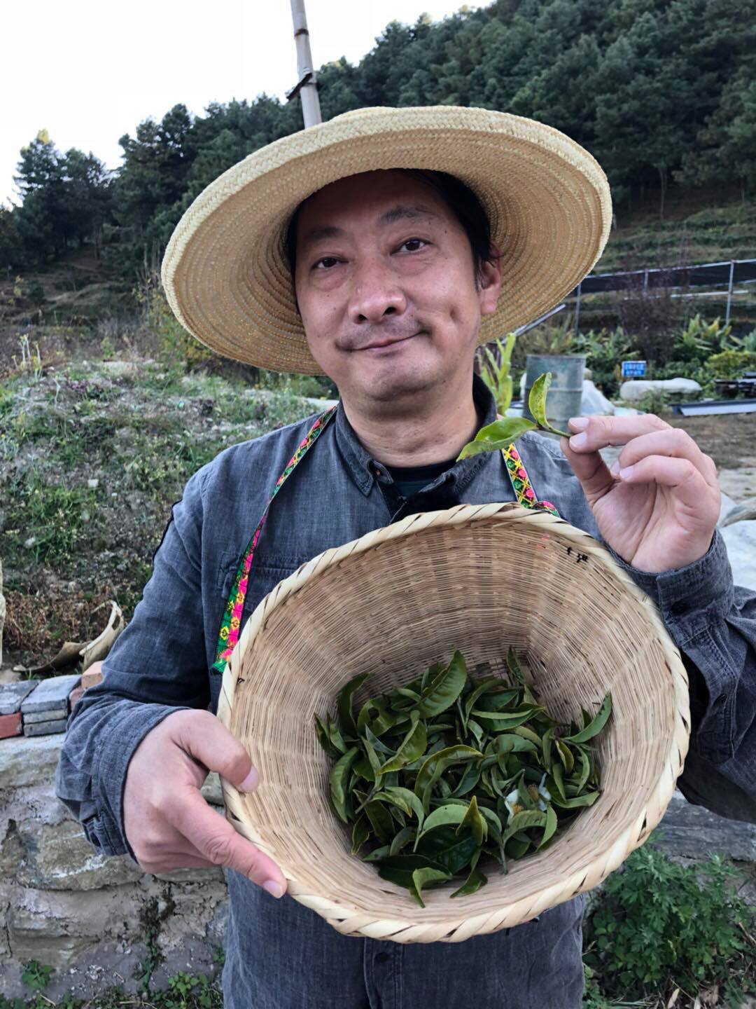 55歲喜得女！資深男星「金山買2千坪地」當快樂農夫　「退休當新手爸1年」三口近況曝