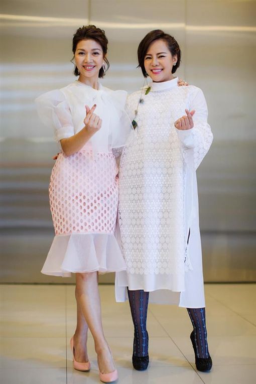 出道27年沒用！錦雯認了「在圈內遭到霸凌」淚灑攝影棚　被對方「拿工具猛戳頭皮」：只能忍下來