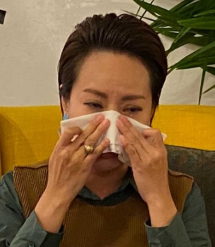 出道27年沒用！錦雯認了「在圈內遭到霸凌」淚灑攝影棚　被對方「拿工具猛戳頭皮」：只能忍下來