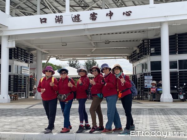 年輕時沒機會玩！台中6位阿嬤「騎買菜車環半島」整團416歲　網友「看到外套背面哭了」感動：人生70才開始