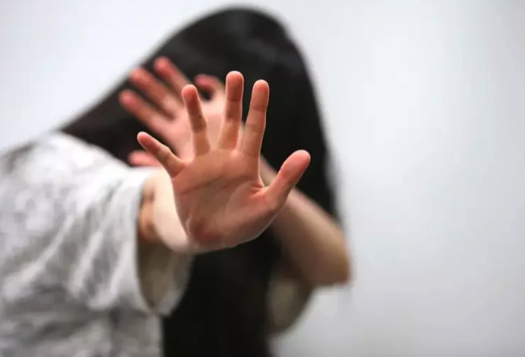 趁尪出差亂來！噁公公「8度壓床硬上媳婦」她崩潰求饒　找老公求救「竟被冷血威脅」絕望：沒人站我這邊