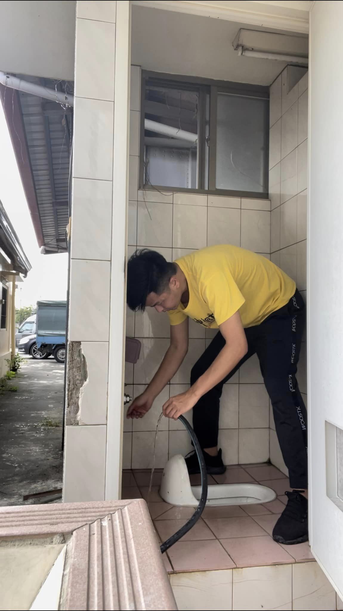 滿頭大汗不嫌臭！35歲男星被目擊「宮廟公廁刷馬桶」　卸下藝人光環「方便下個需要的人」網讚爆：有你真溫暖！