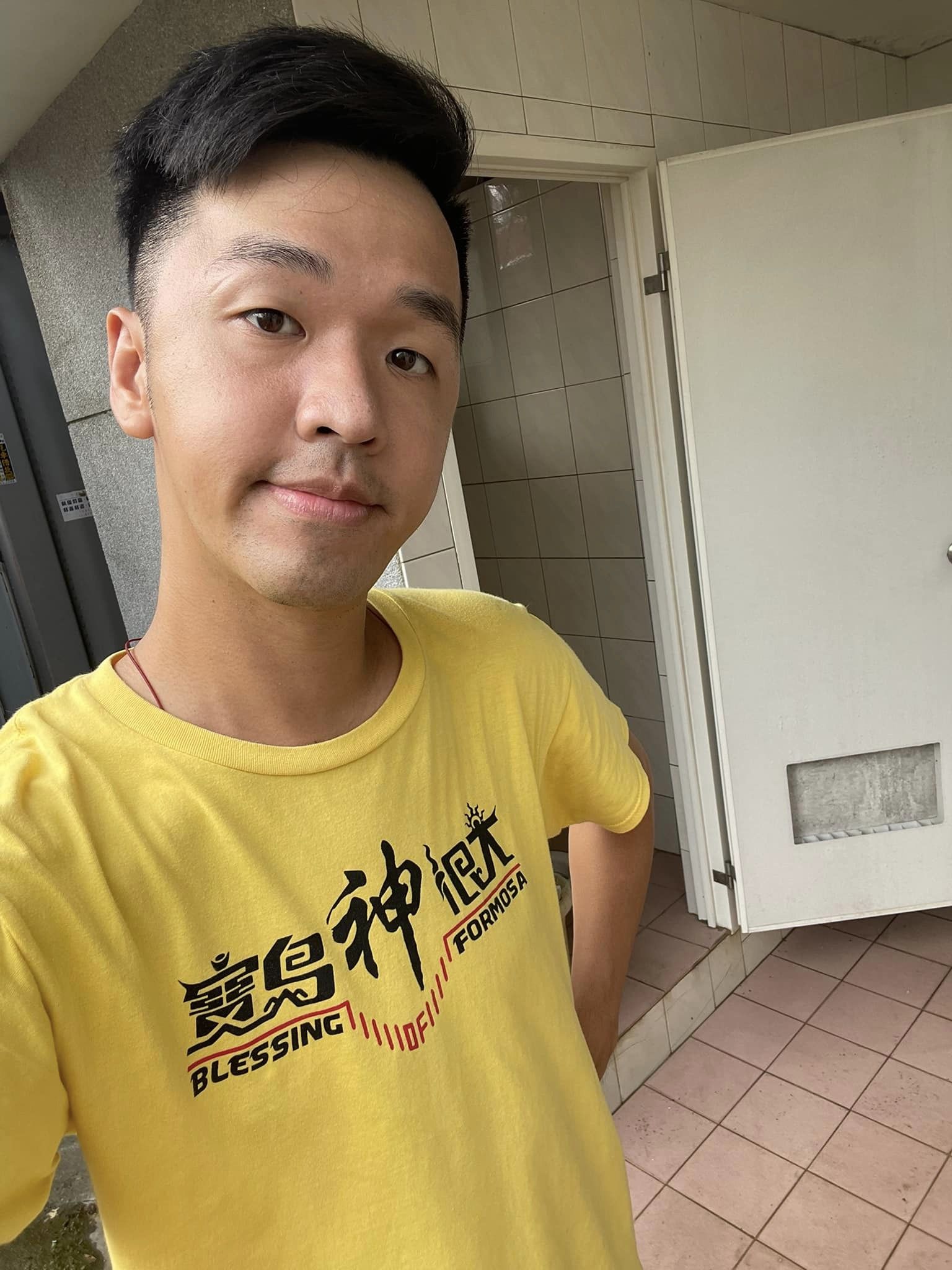 滿頭大汗不嫌臭！35歲男星被目擊「宮廟公廁刷馬桶」　卸下藝人光環「方便下個需要的人」網讚爆：有你真溫暖！