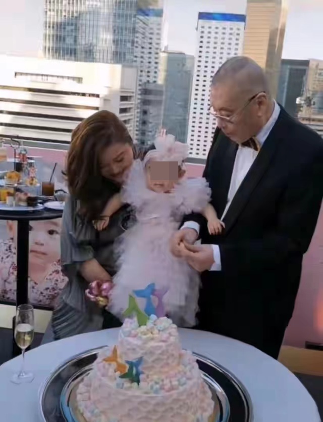81歲再當爸！國寶級名師「替2歲女兒辦生日宴」極盡奢華　「聘三保姆貼身照顧」早備好5億教育金