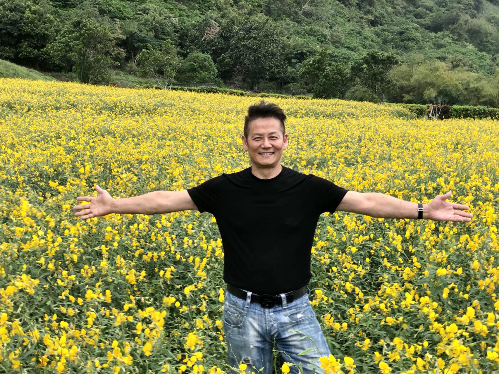 演藝圈大哥罕放閃！低調牽手33年「不惜為愛妻結紮」深情告白　「翻出30年前舊照」自豪太太擁逆天長腿