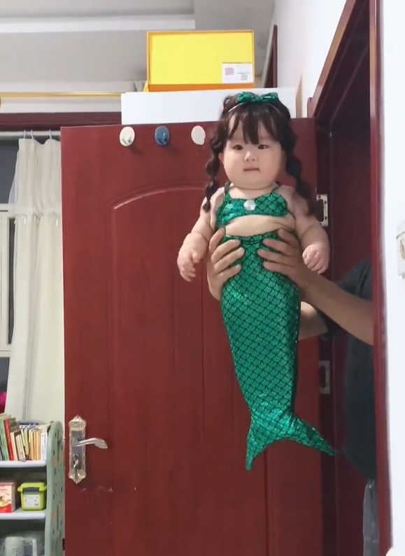 最肥美魚公主❤️Q萌圓潤「翠綠美人魚寶寶」肚肚超欠戳　突然哭哭「珍珠眼淚更融化」爸爸入鏡超反差