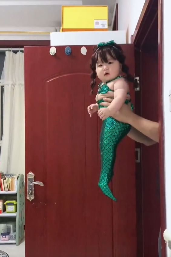 最肥美魚公主❤️Q萌圓潤「翠綠美人魚寶寶」肚肚超欠戳　突然哭哭「珍珠眼淚更融化」爸爸入鏡超反差