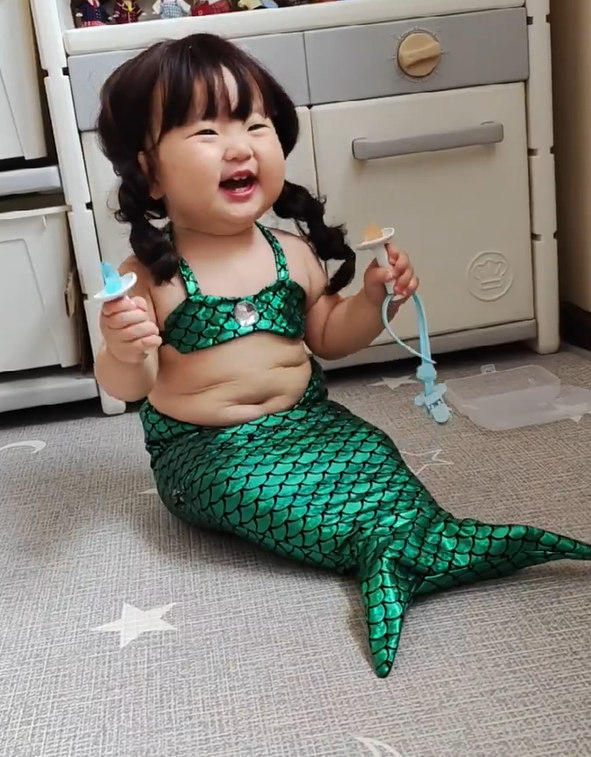 最肥美魚公主❤️Q萌圓潤「翠綠美人魚寶寶」肚肚超欠戳　突然哭哭「珍珠眼淚更融化」爸爸入鏡超反差