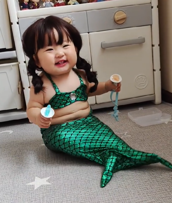 最肥美魚公主❤️Q萌圓潤「翠綠美人魚寶寶」肚肚超欠戳　突然哭哭「珍珠眼淚更融化」爸爸入鏡超反差