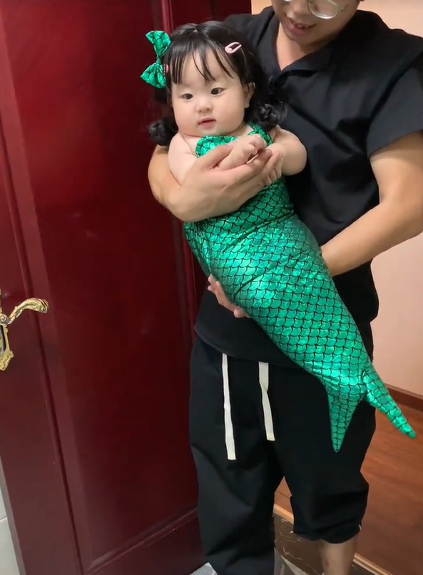 最肥美魚公主❤️Q萌圓潤「翠綠美人魚寶寶」肚肚超欠戳　突然哭哭「珍珠眼淚更融化」爸爸入鏡超反差