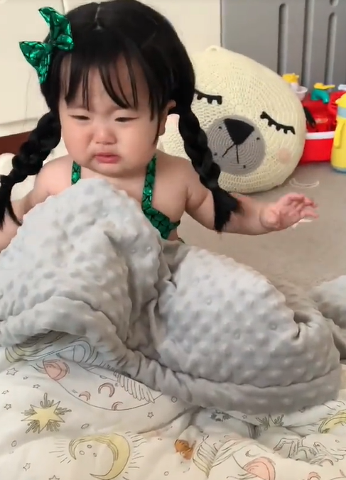 最肥美魚公主❤️Q萌圓潤「翠綠美人魚寶寶」肚肚超欠戳　突然哭哭「珍珠眼淚更融化」爸爸入鏡超反差
