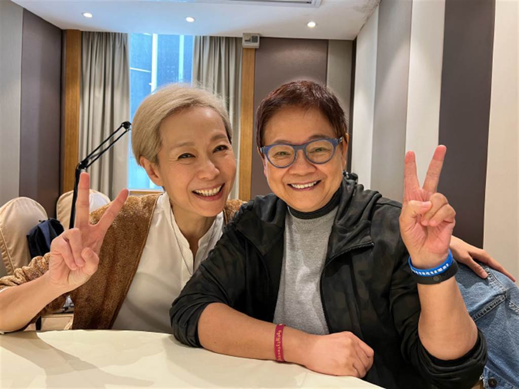 「最美許仙」紅遍兩岸！60歲影后亮相「一頭白髮滿臉皺紋」　粉絲心疼「瘦成皮包骨爆青筋」：認不出來
