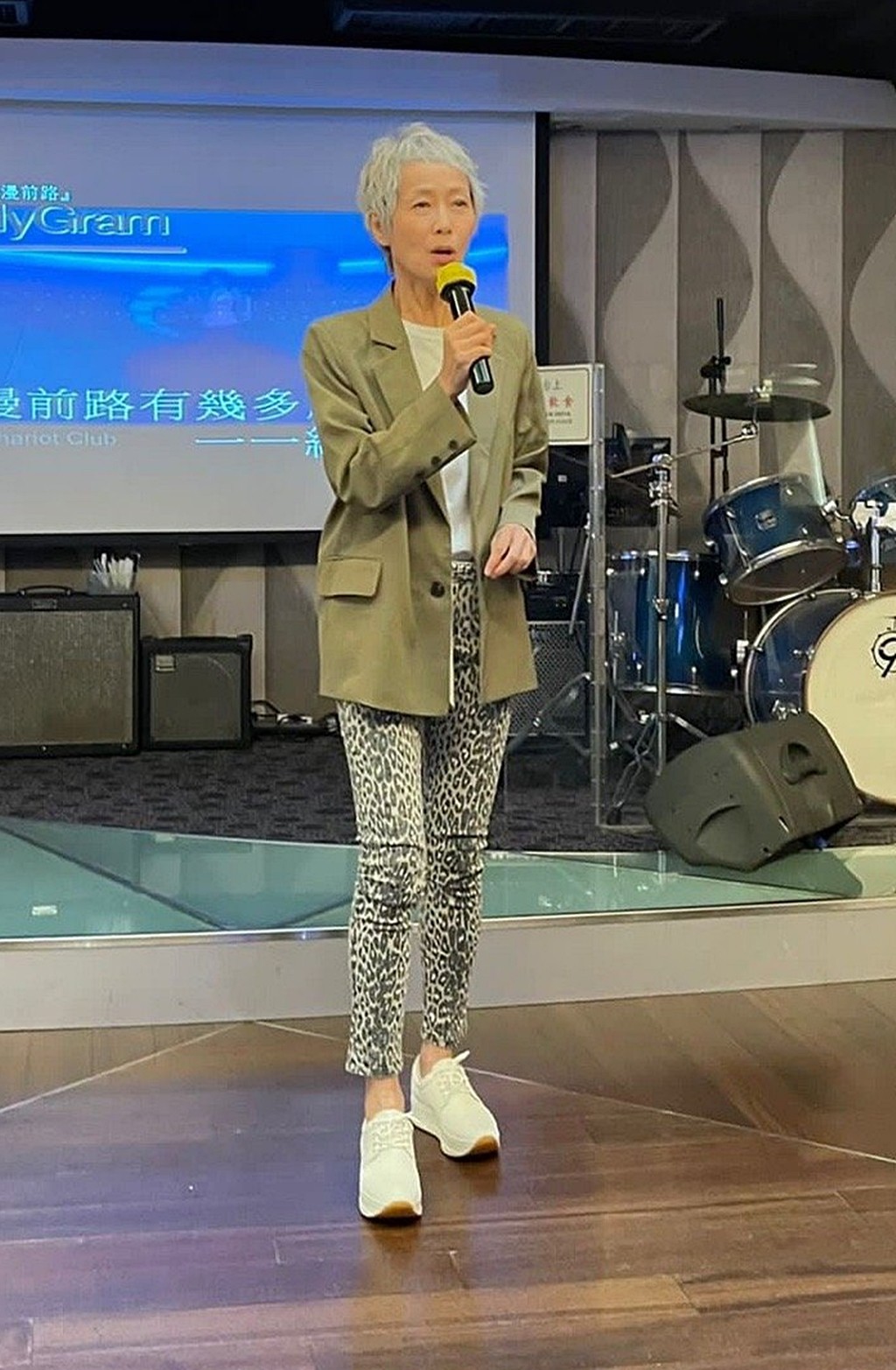 「最美許仙」紅遍兩岸！60歲影后亮相「一頭白髮滿臉皺紋」　粉絲心疼「瘦成皮包骨爆青筋」：認不出來