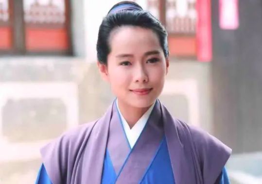 「最美許仙」紅遍兩岸！60歲影后亮相「一頭白髮滿臉皺紋」　粉絲心疼「瘦成皮包骨爆青筋」：認不出來