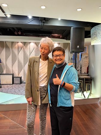 「最美許仙」紅遍兩岸！60歲影后亮相「一頭白髮滿臉皺紋」　粉絲心疼「瘦成皮包骨爆青筋」：認不出來