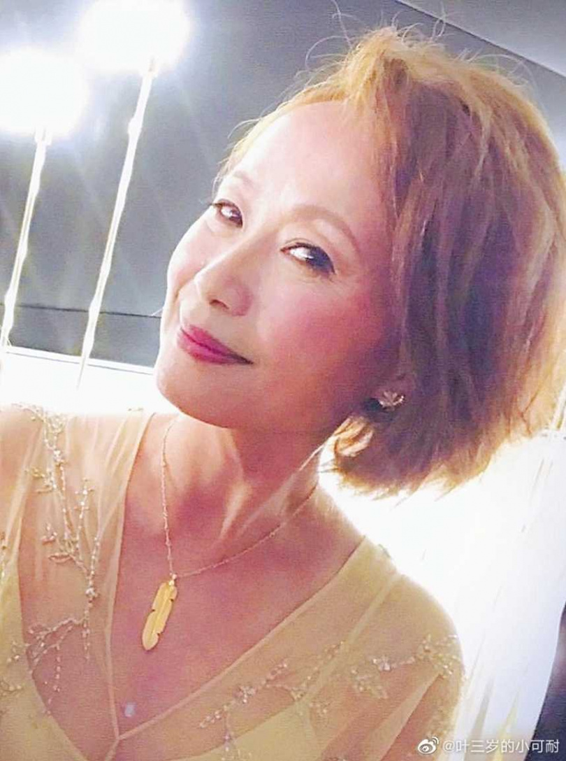 「最美許仙」紅遍兩岸！60歲影后亮相「一頭白髮滿臉皺紋」　粉絲心疼「瘦成皮包骨爆青筋」：認不出來