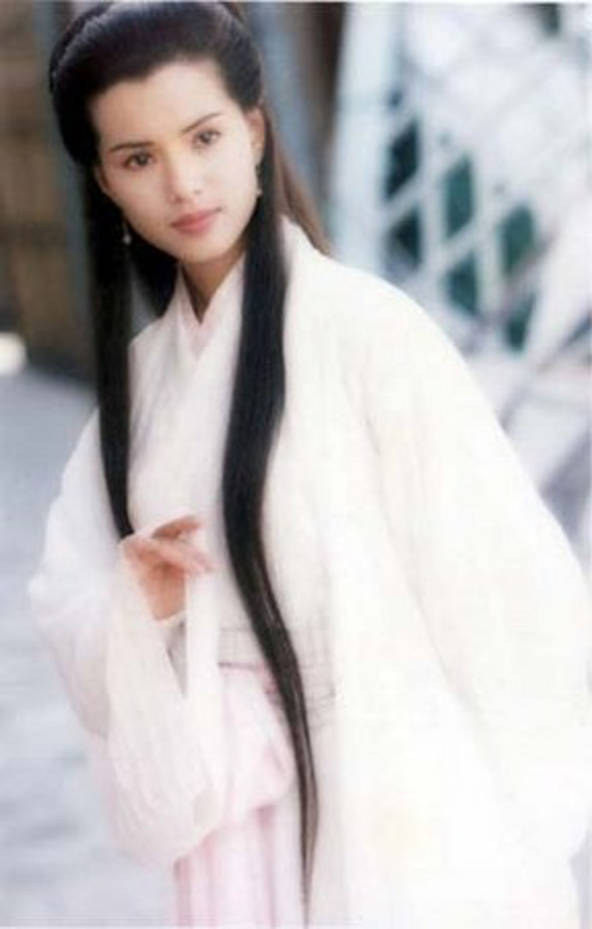 27年仍無人超越！56歲最美小龍女「素顏逛大賣場」引關注　拿下口罩「粉絲看傻以為30歲」近況曝光
