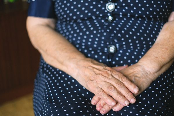 到底該怎麼辦！57歲嬤「熱戀人夫當小三」孫女苦勸不聽　「交往7個月放不掉」對話曝光網傻眼