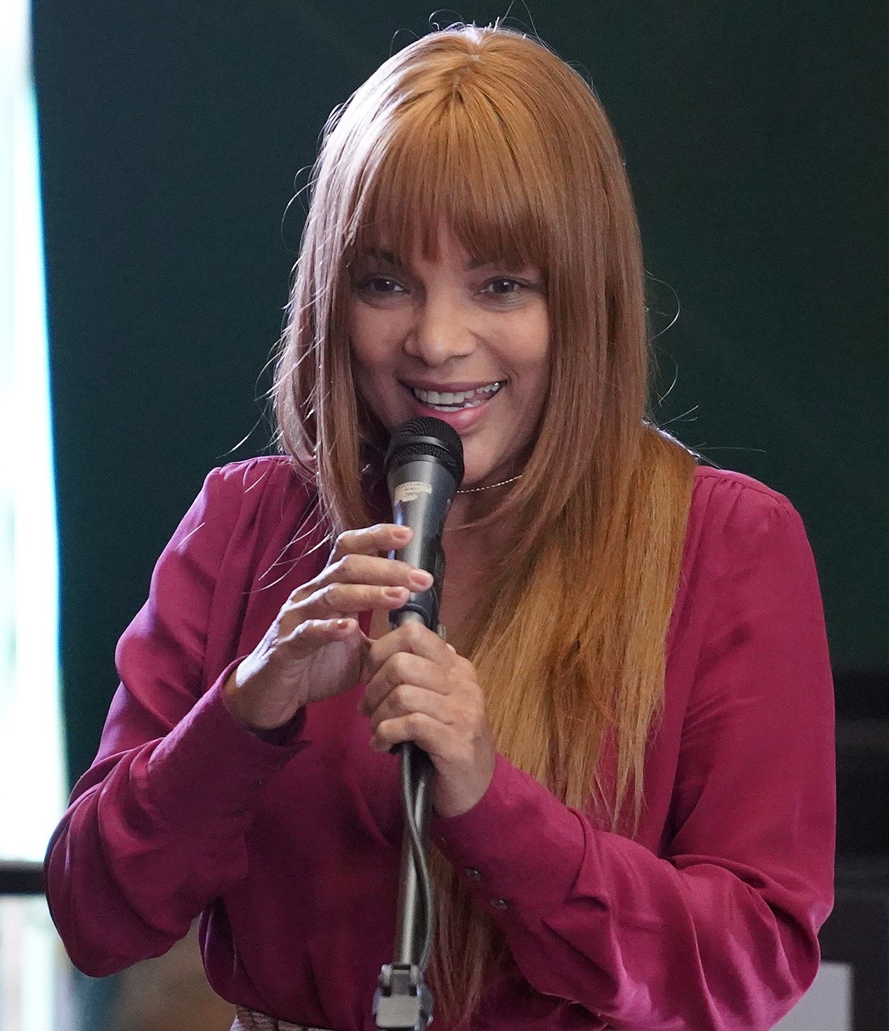 慈悲收養50子女!62歲女歌手「對老公猛開30槍」冷奪命 幫兇曝光「子女都參一咖」原因不寒而慄