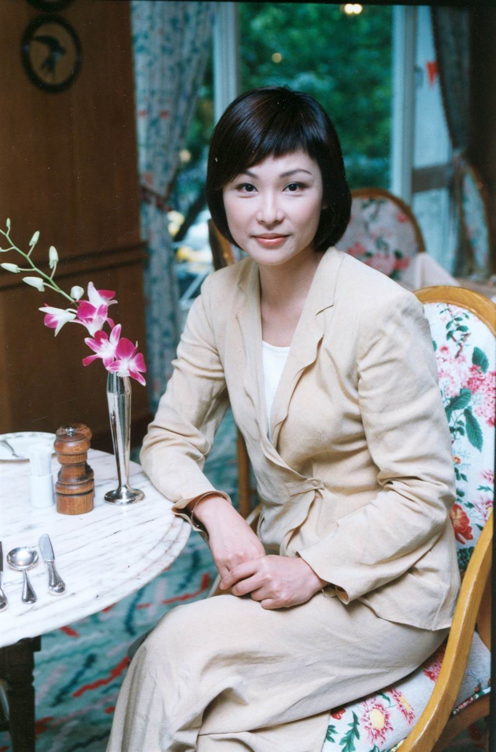 當年是主持天后！63歲資深女星「失婚被說飯局妹」　如今「轉行當房仲」曝戀愛狀況